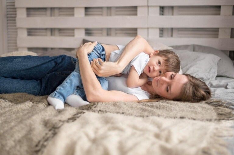 siesta infantil madre hijo descanso