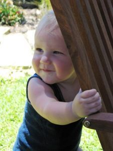 Niño de 12 meses agarrado a una silla