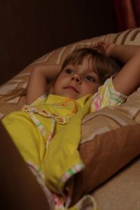 Niña en la cama despierta