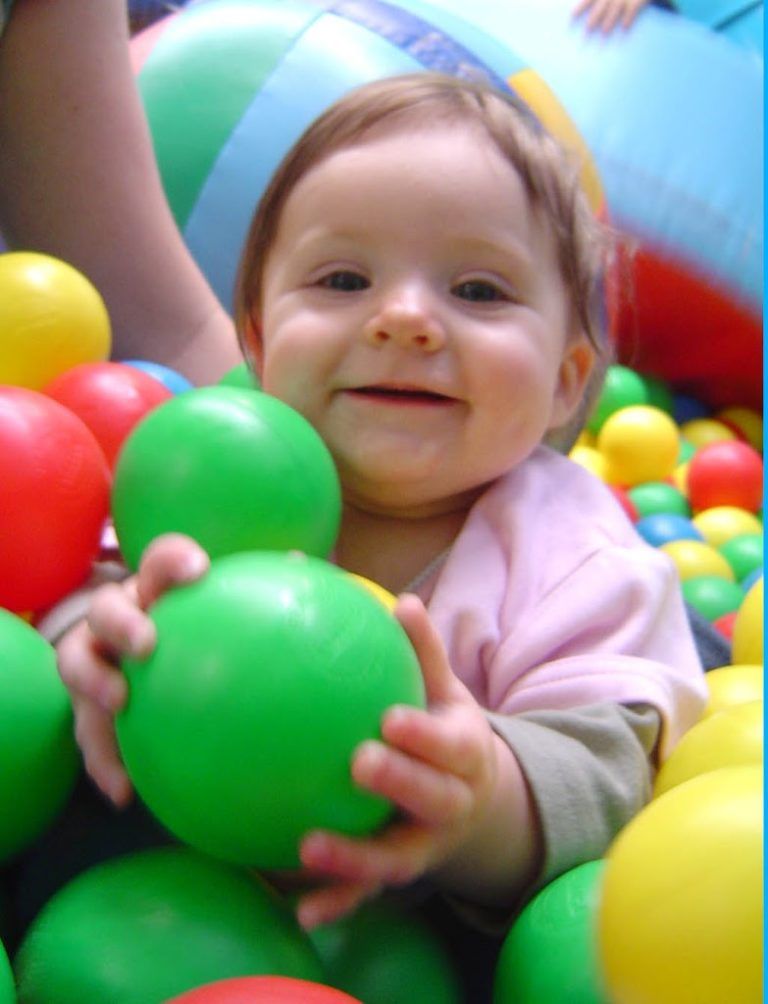 bebe jugando bolas color