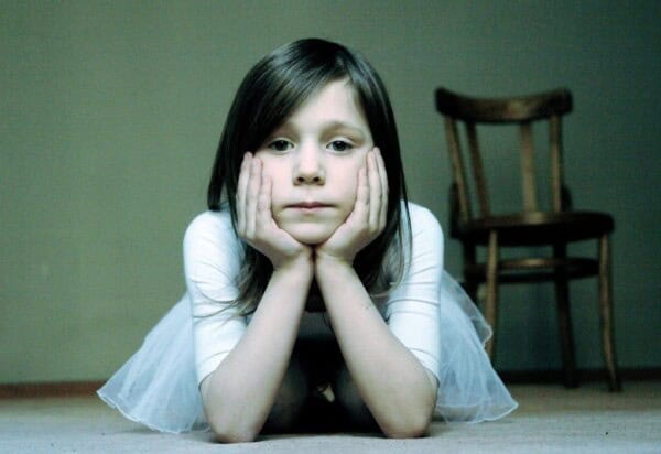 Mi hijo se aburre para qué sirve el aburrimiento, niña aburrida