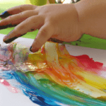beneficios de la pintura de manos en bebés y niños