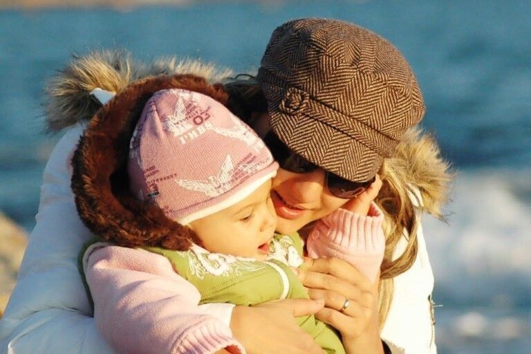 mama besando bebe