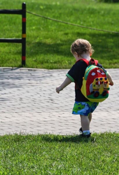 niña pequeña con mochila en el drama de volver a la rutina escolar