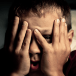 niño escondiendose