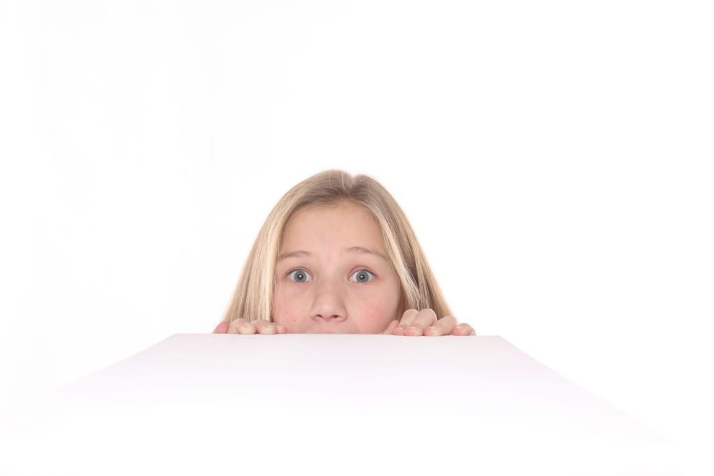 niña escondiéndose
