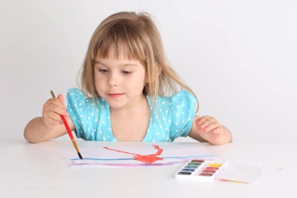niña pintando, a mi hijo le gusta mucho pintar