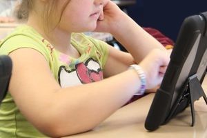 niña tecnologia
