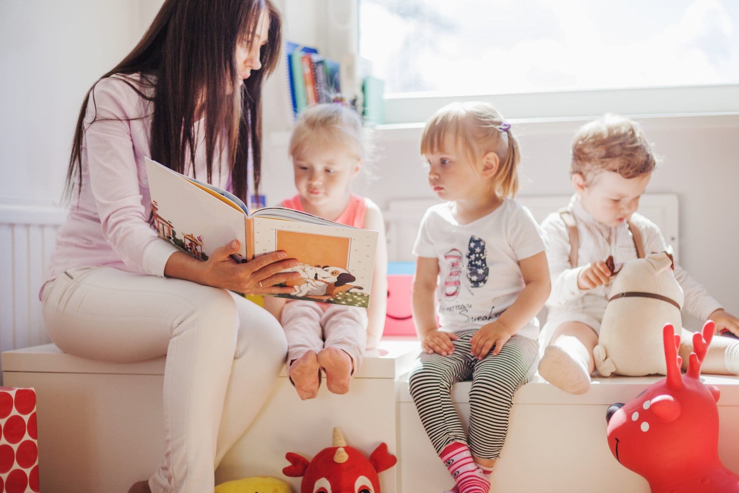 Los beneficios clave de leer cuentos a tus hijos para su desarrollo 2 cuentos de hadas min
