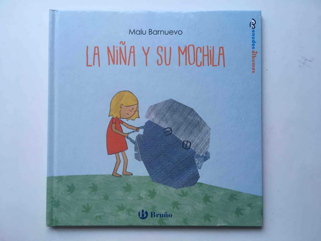 La niña y su mochila\