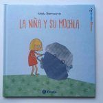 la niña y su mochila