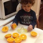 exprimiendo naranjas