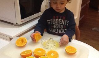 Método Montessori más que pedagogía, una filosofía de vida 5 exprimiendo naranjas