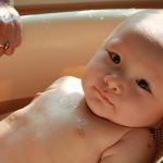 darle su primer baño