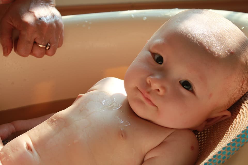La importancia del primer baño para tu bebé recién nacido 1 darle su primer baño tipos de bañeras