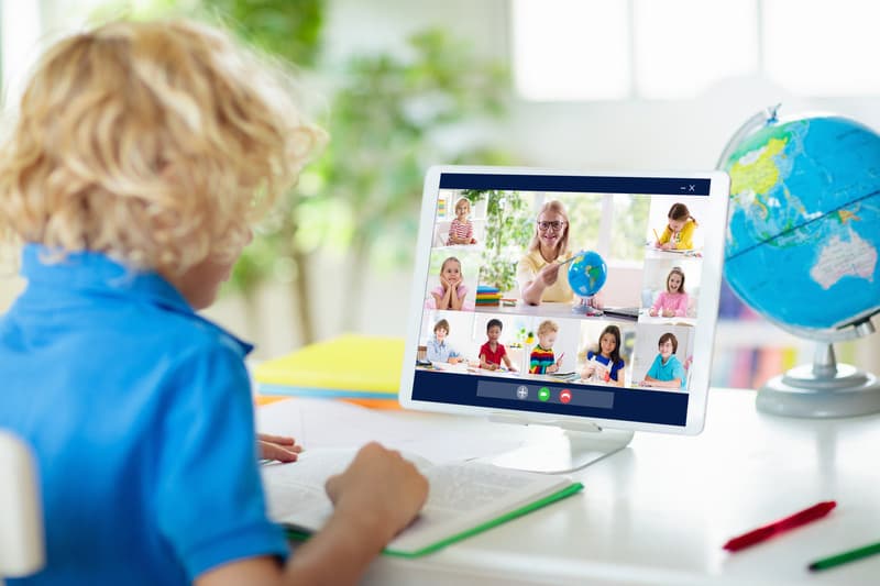 se porta mal en las videollamadas escolares