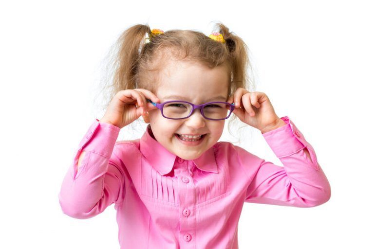 El impacto psicologico en los ninos que necesitan usar gafas