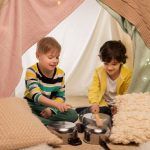 niños y niñas ocupados jugando en casa sin pantallas