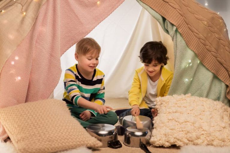 Niños y niñas ocupados en casa jugando sin pantallas 1