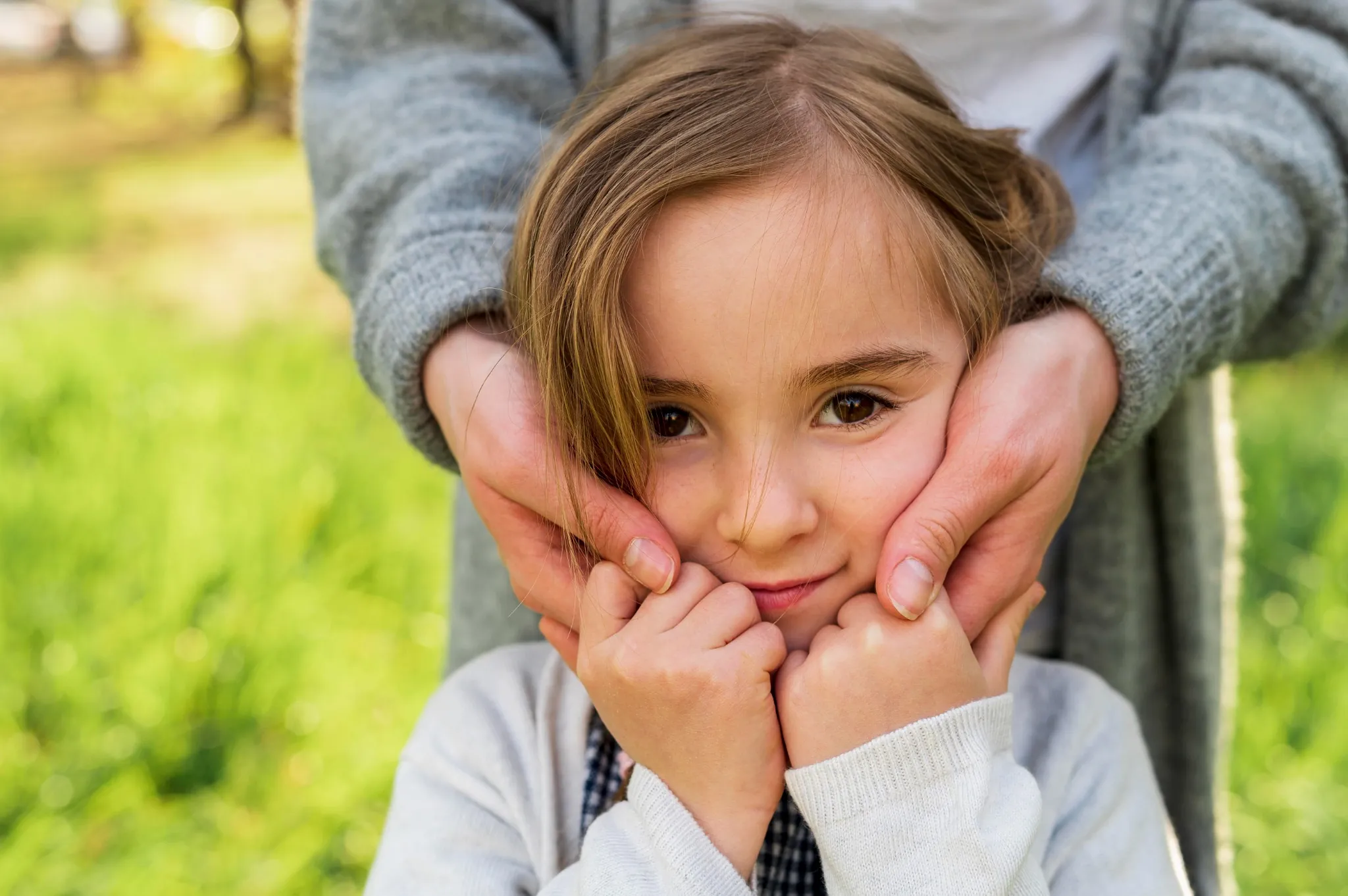 Niña de 7 años acompañada por un adulto durante la crisis evolutiva
crisis de los 7 años
