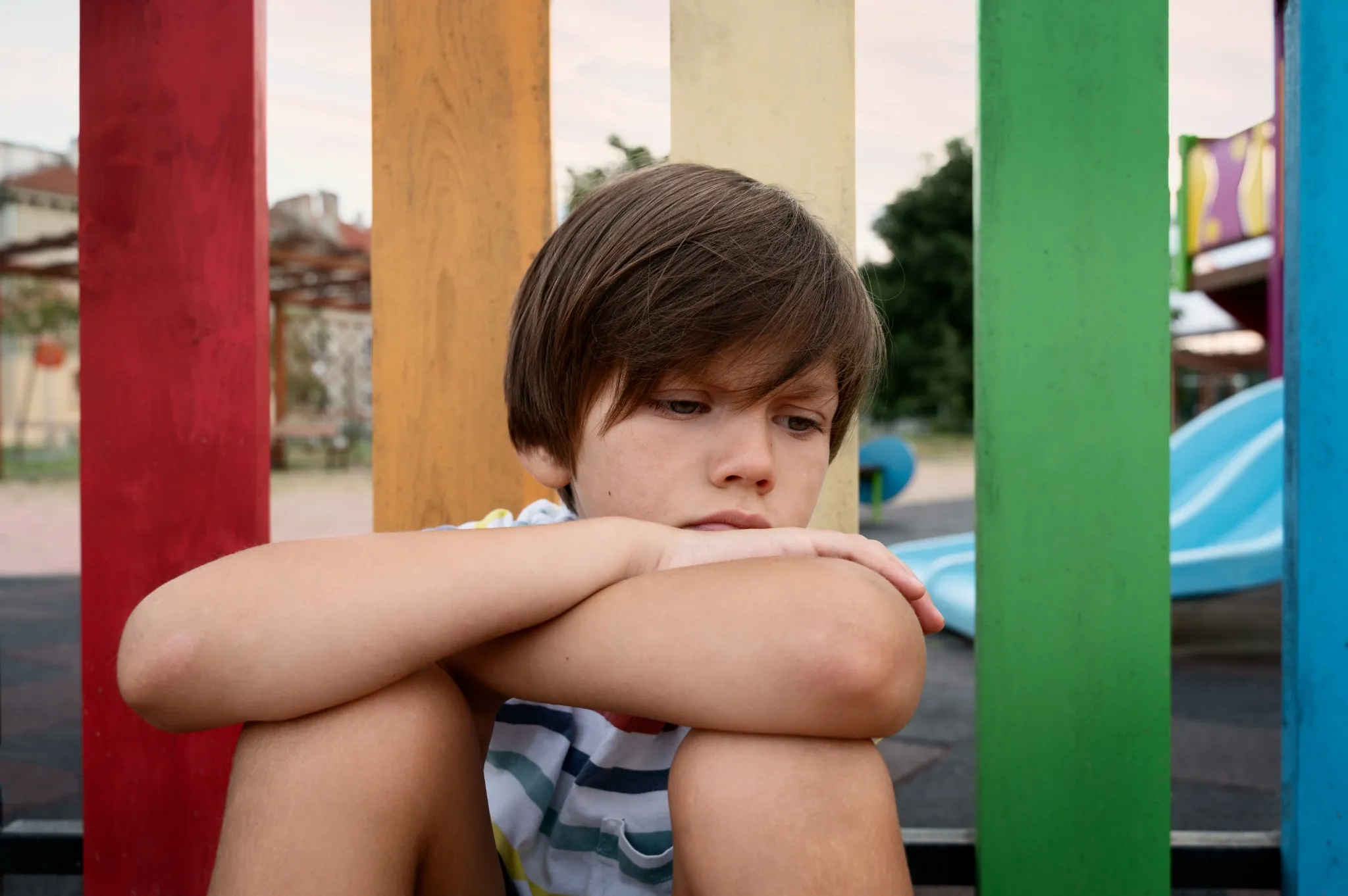 Niño reflexivo atravesando una etapa de transición emocional en la infancia.