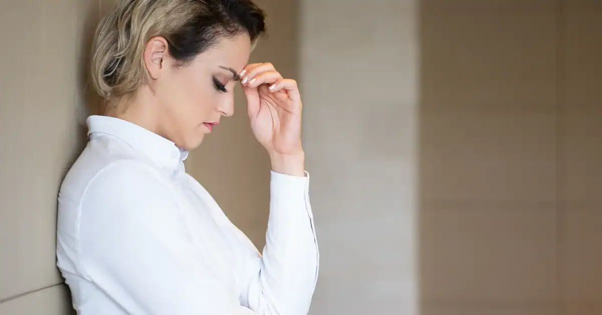 Madre apoyada en la pared — me siento la peor madre del mundo — culpa materna y agotamiento