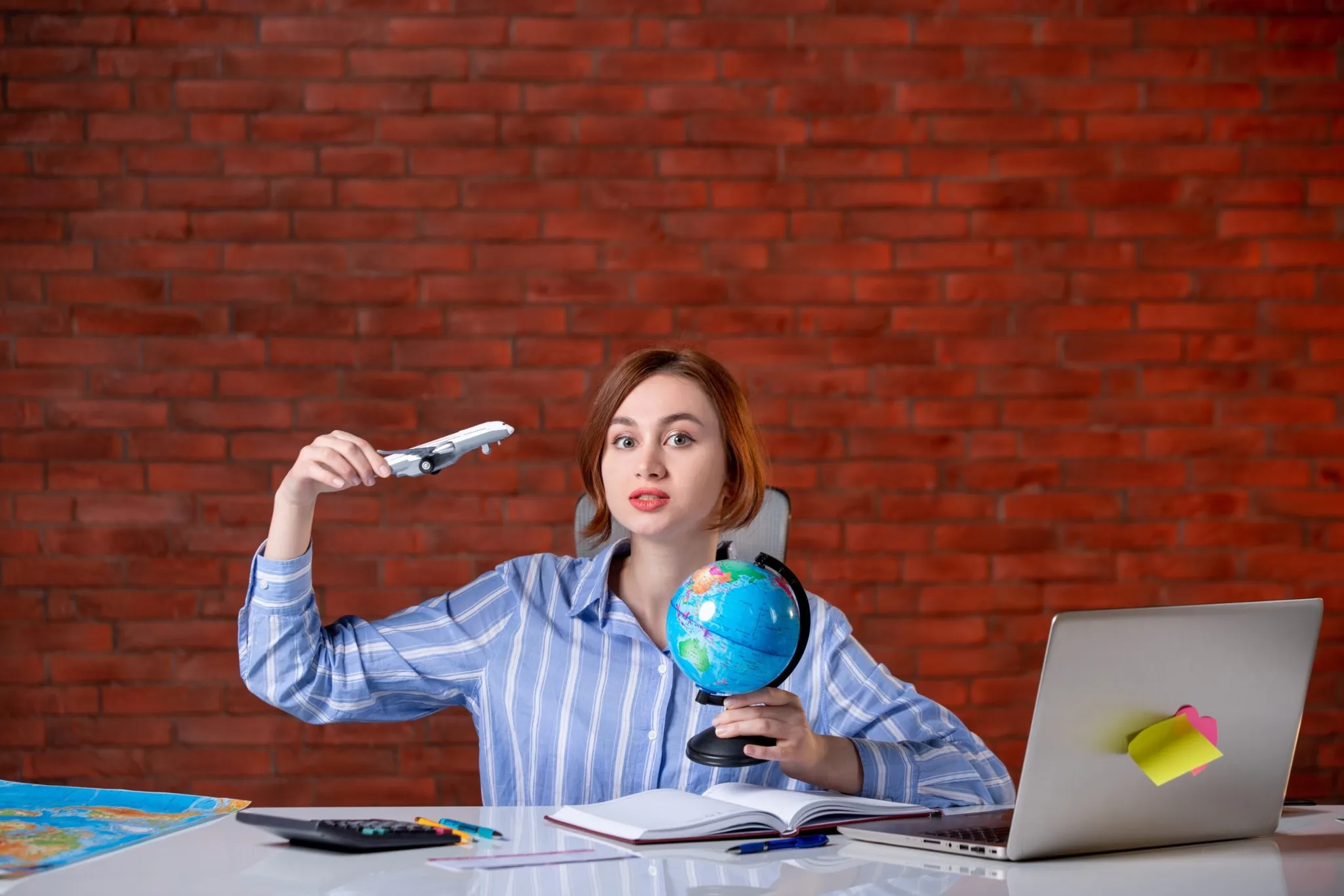 estudiar en el extranjero chica globo terraqueo