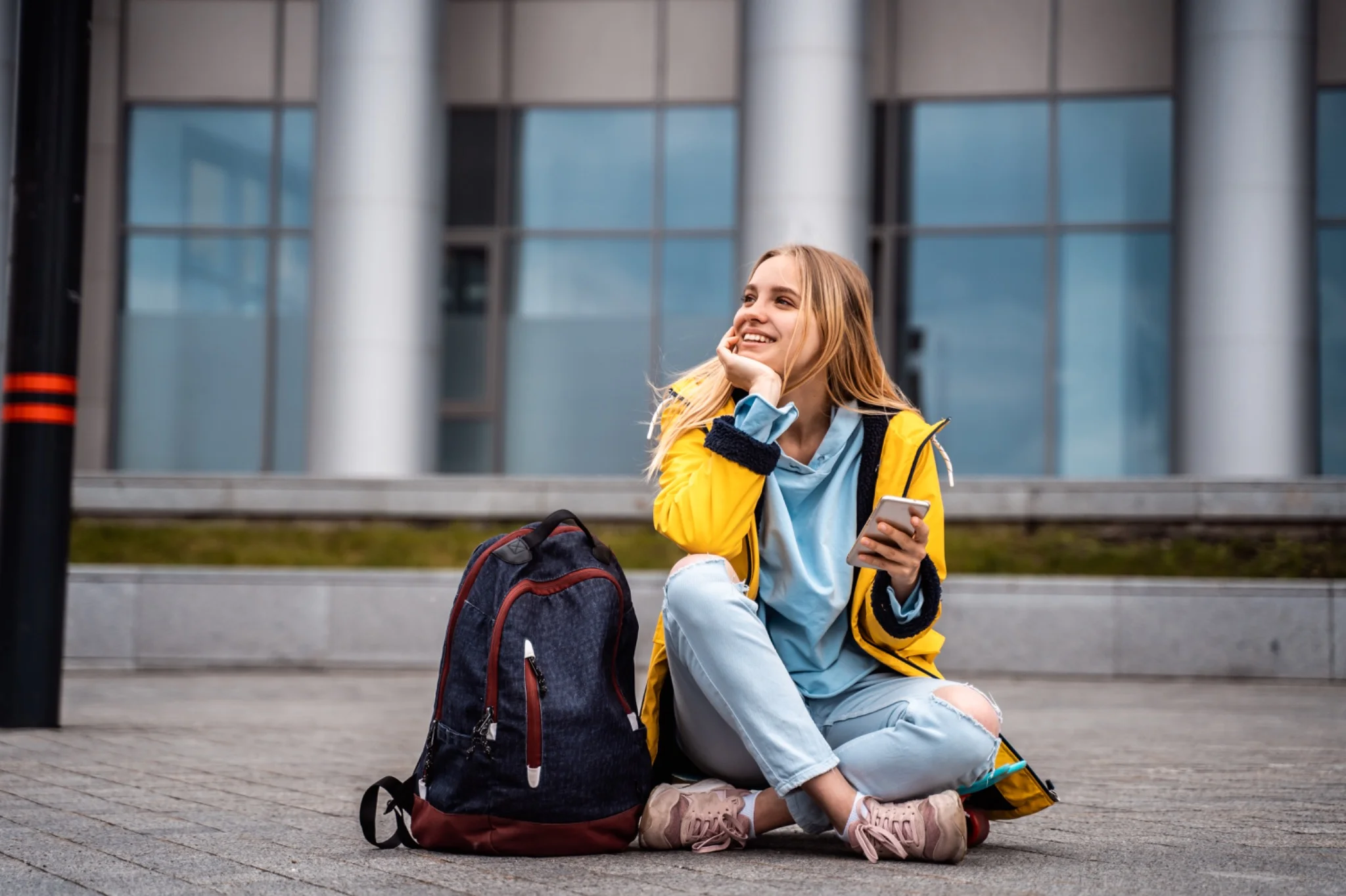 Joven estudiante con mochila, lista para embarcarse en la experiencia de estudiar en el extranjero