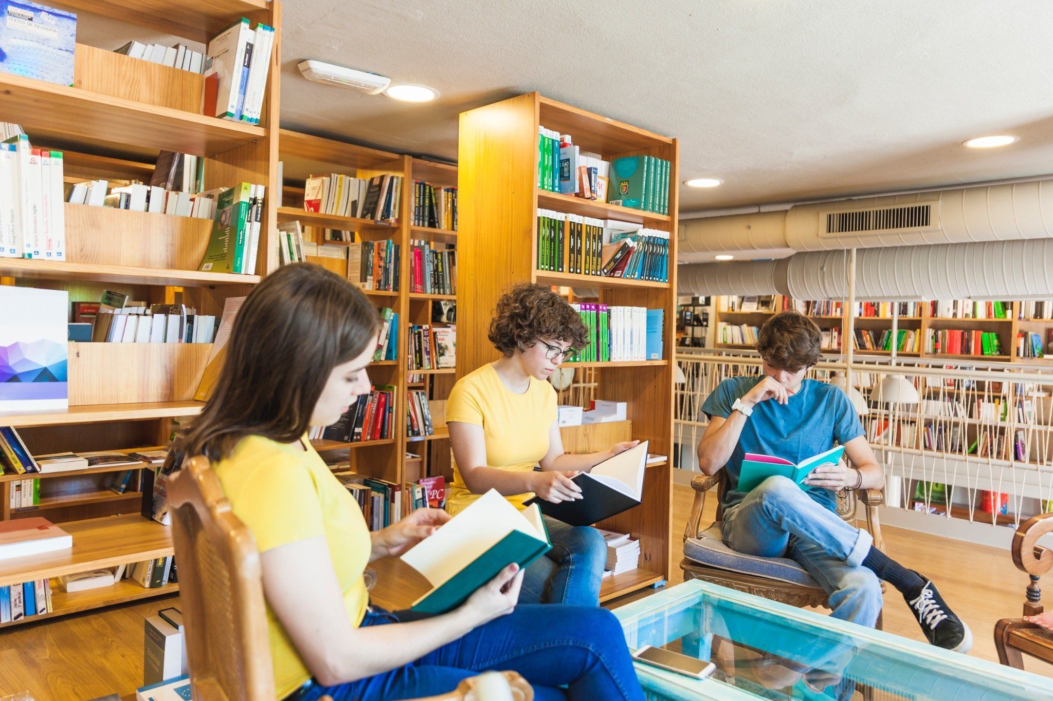 Grupo de estudiantes internacionales en una biblioteca compartiendo un momento de estudio.