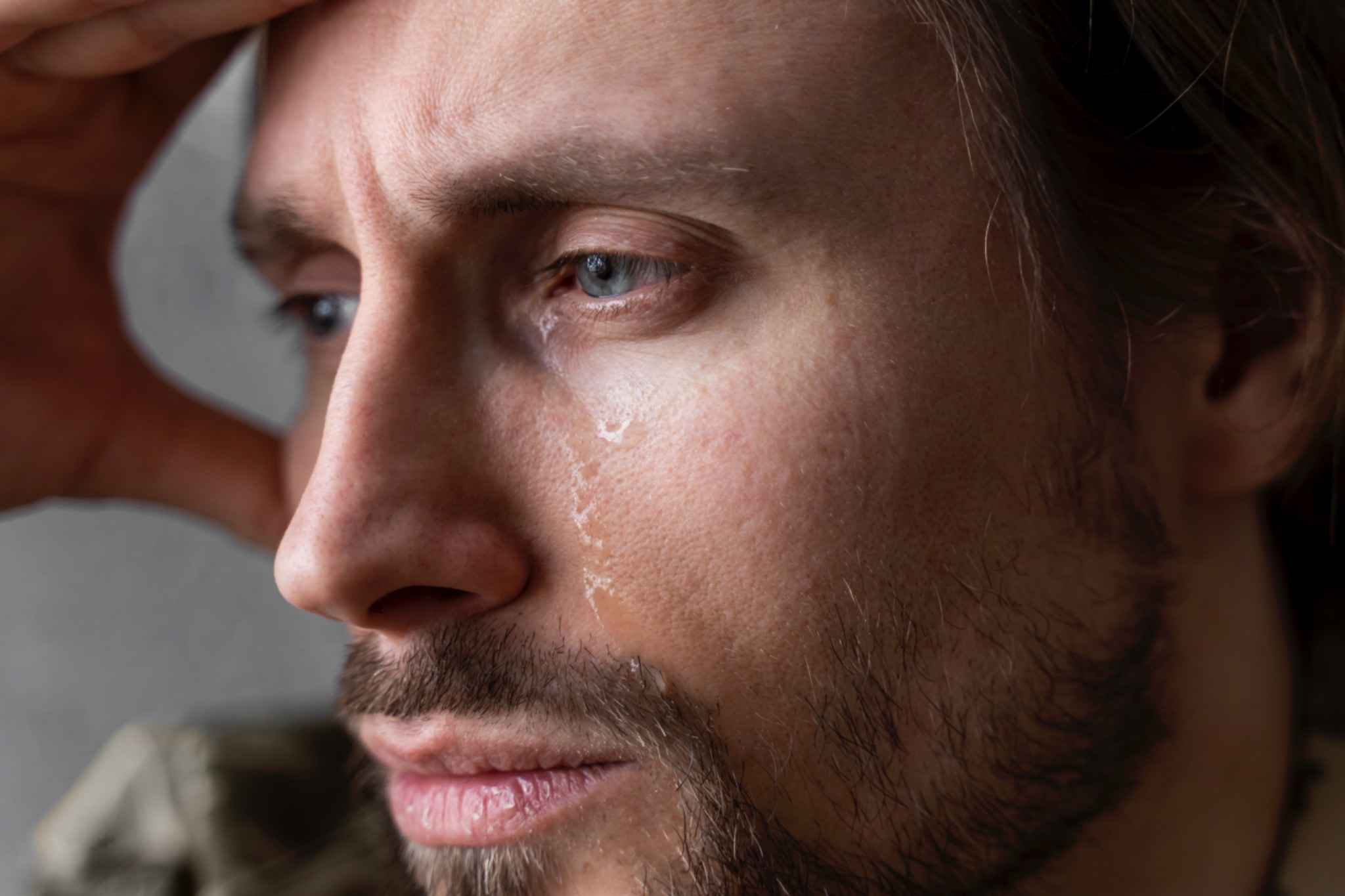 llorar no es de débiles llorar es un modo de regular. hombre llorando