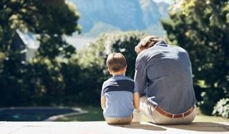 llorar no es de débiles educación emocional padre e hijo compartiendo un momento juntos