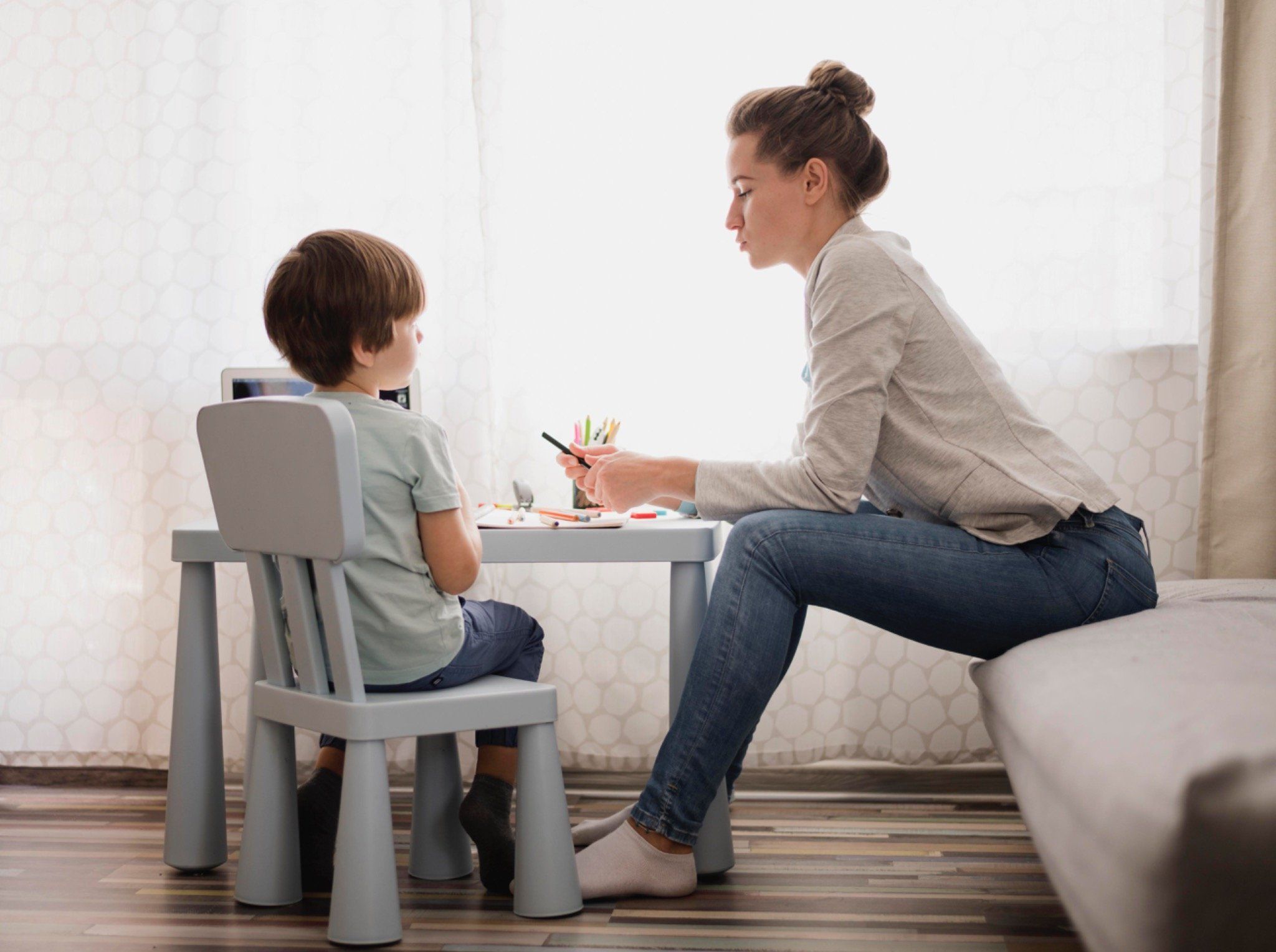 niño y psicóloga en contexto de evaluación 