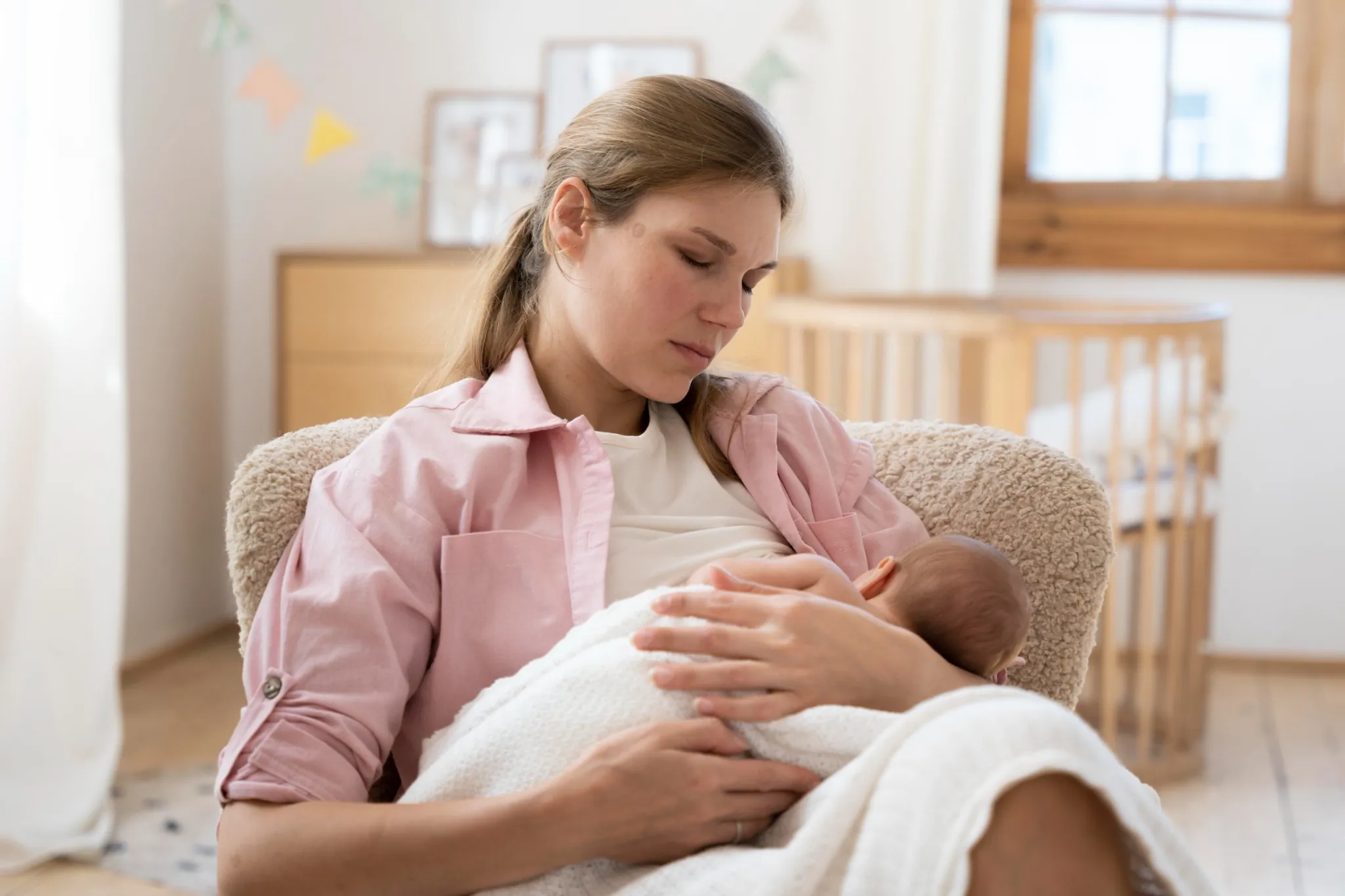 Ansiedad y depresión en el período perinatal: madre con su bebé en el posparto