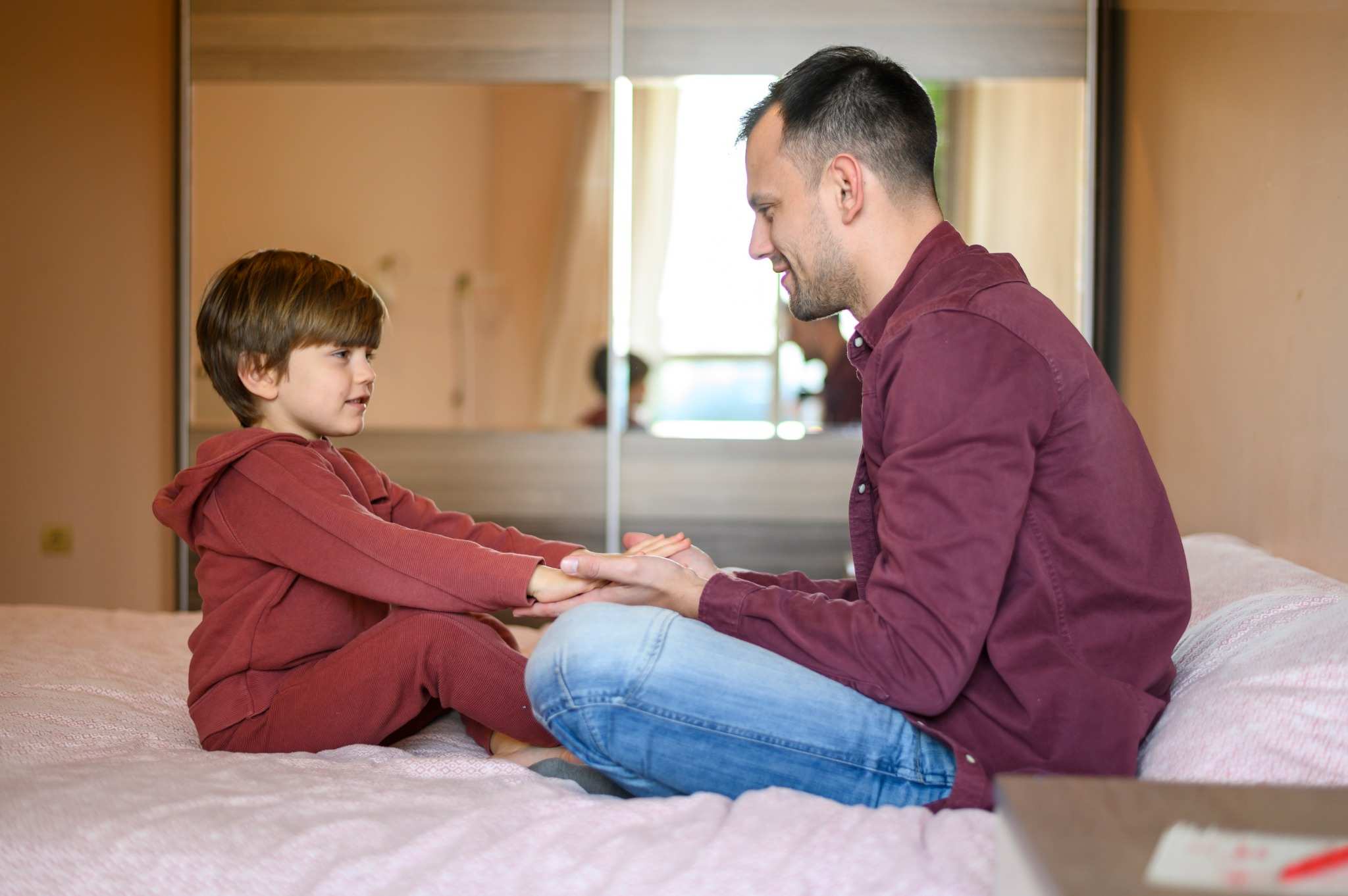 Padre acompañando a su hijo de 7 años durante una etapa de transición emocional