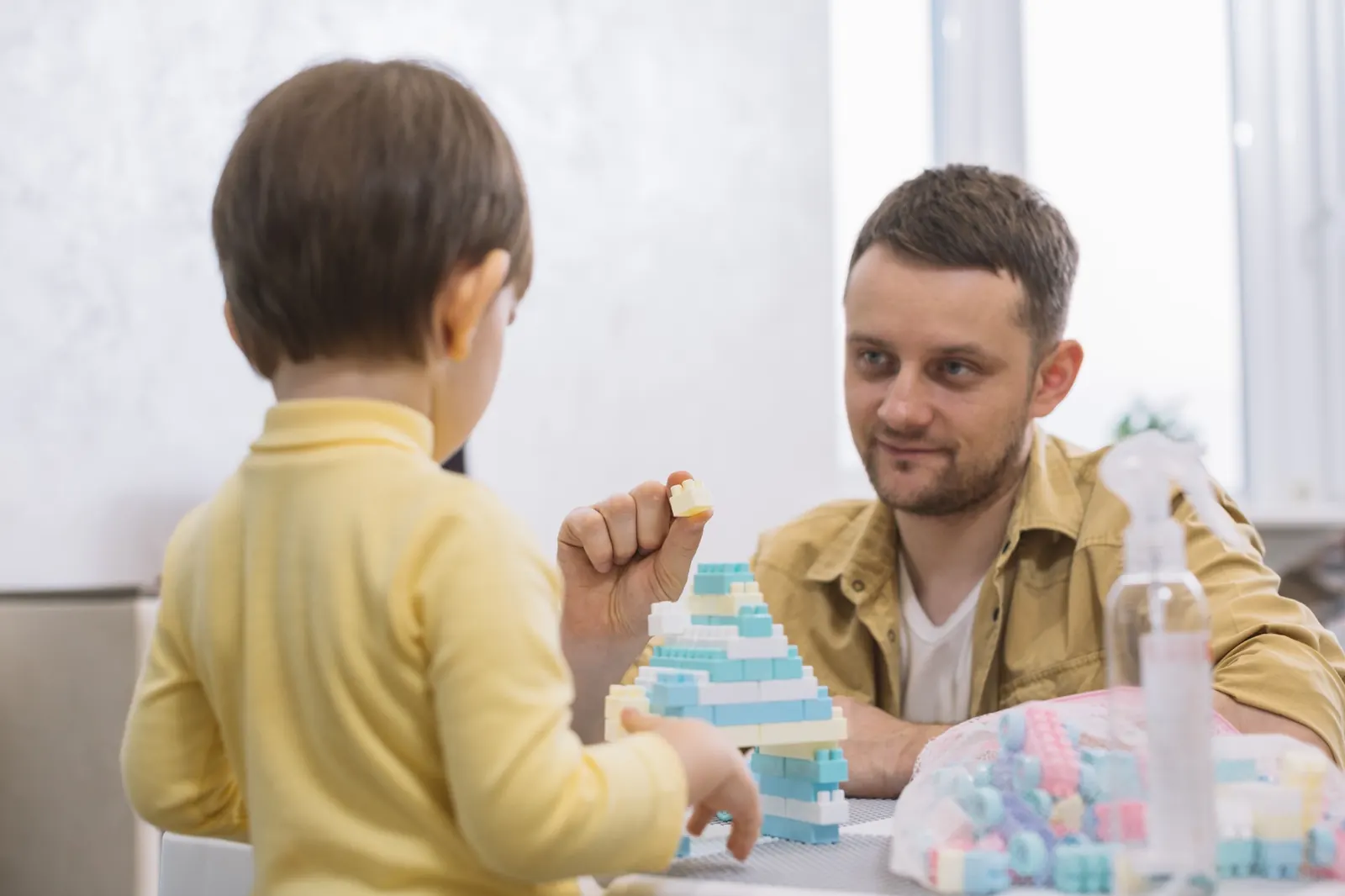 Profesional acompañando a un niño en proceso de evaluación del habla