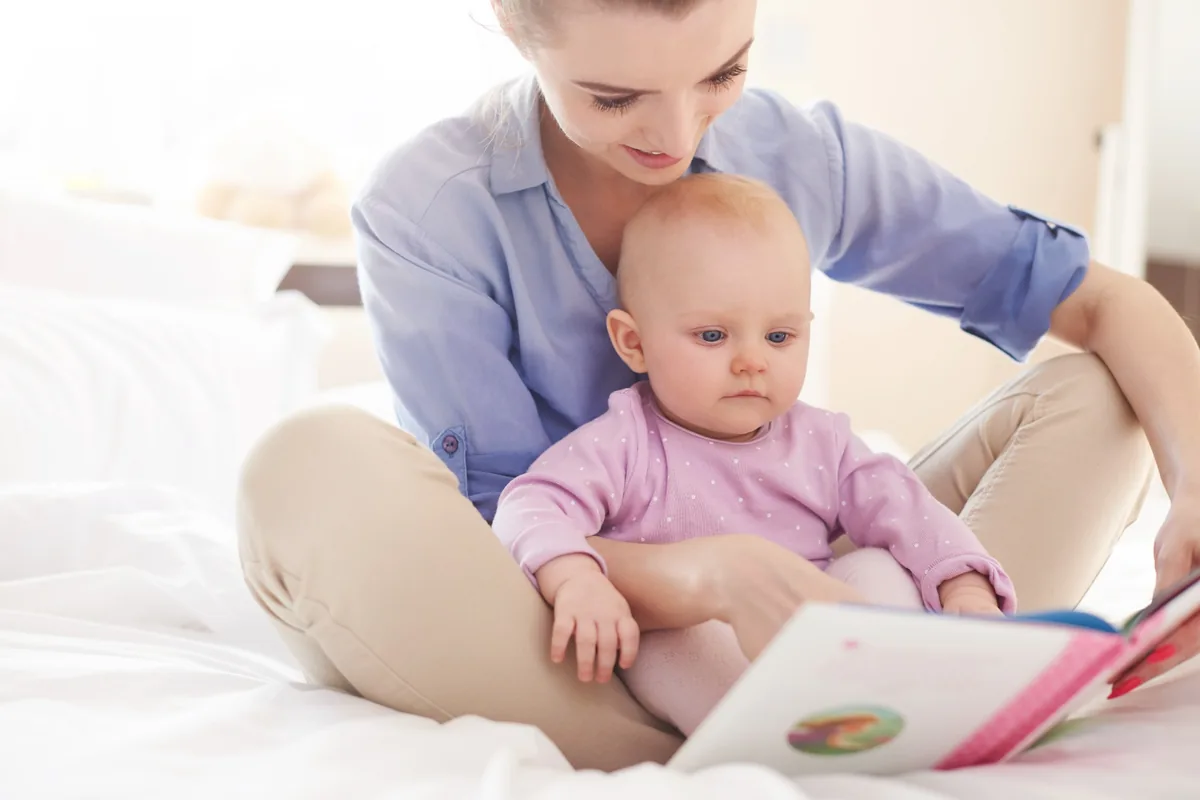 madre leyendo con bebé pequeño en momento de calma