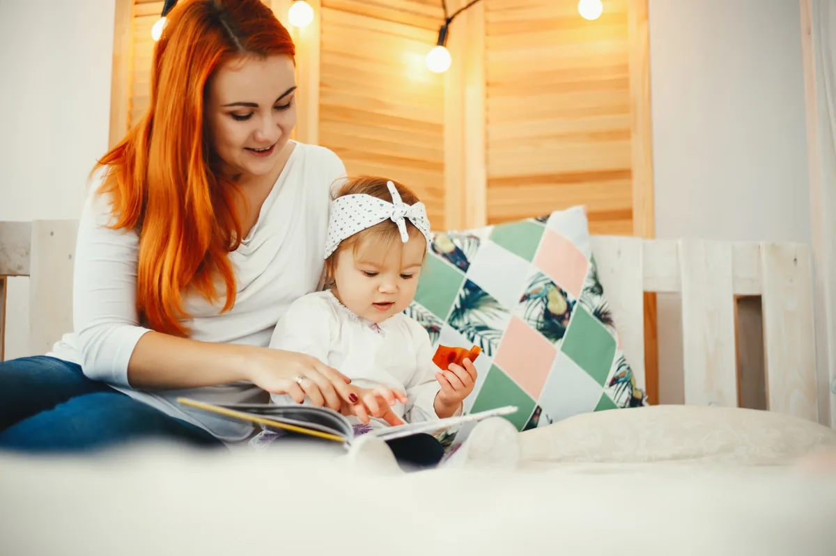 lectura compartida madre e hija pequeña desarrollo lenguaje