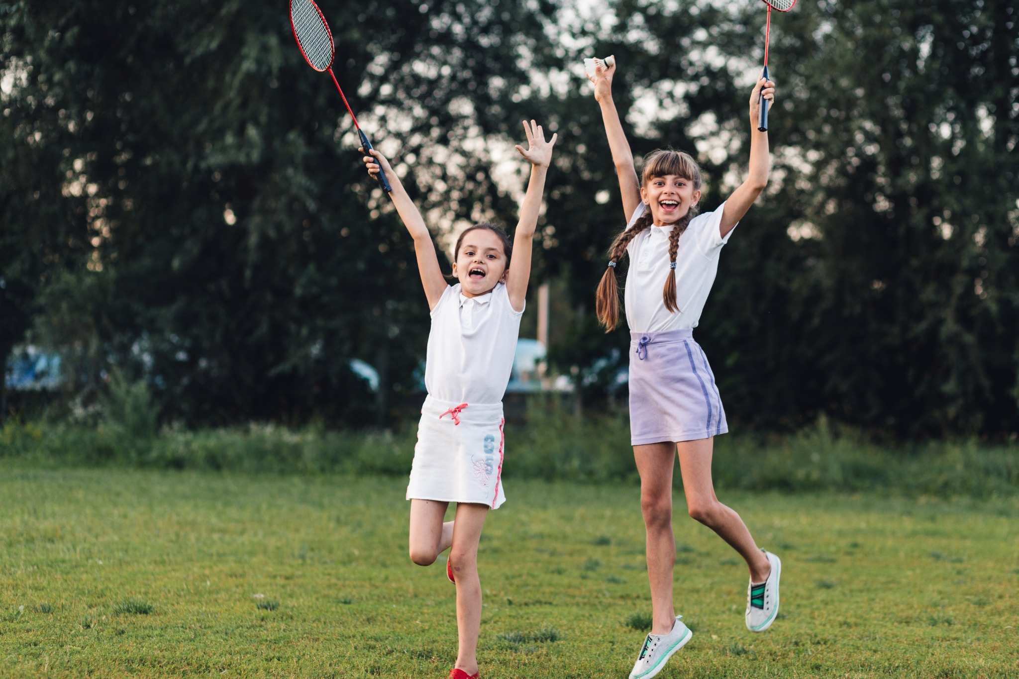 Niñas en edad escolar jugando al aire libre y practicando deporte para liberar energía