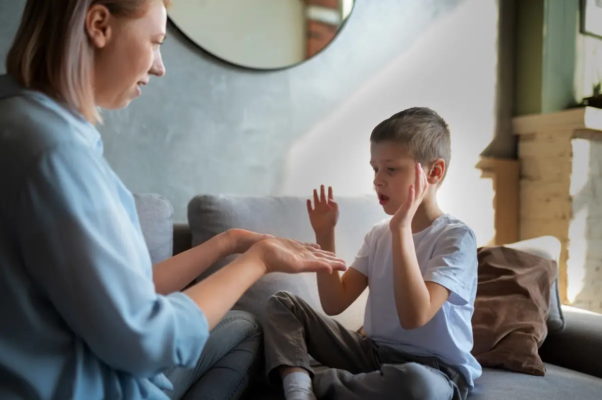 Madre ayudando a su hijo a regular sus emociones en casa tras una experiencia traumática