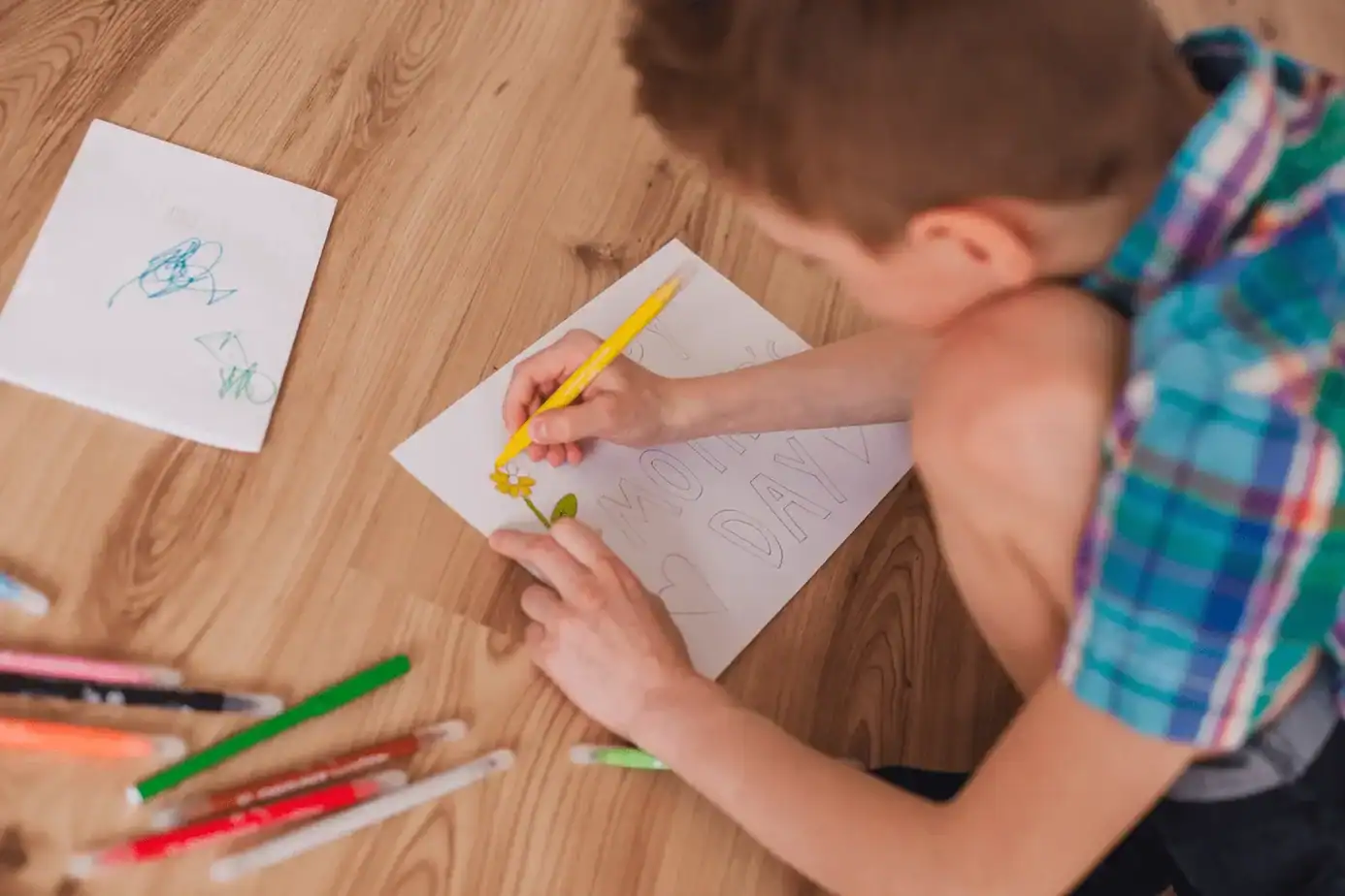 niño de 5 a 6 años dibujando para expresar creatividad y emociones