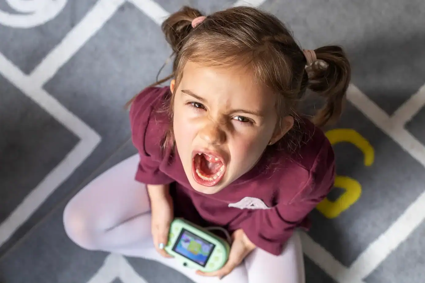 niña pequeña enfadada expresando emociones intensas