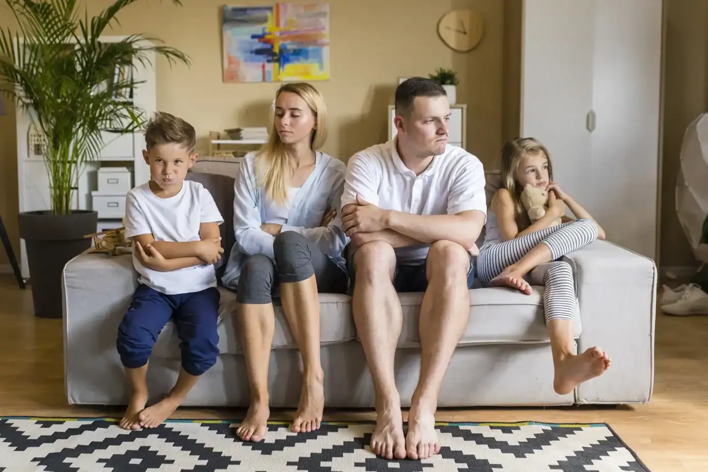 Familia con tensión emocional y culpa materna en un momento de desconexión pensando mi hijo me cae mal