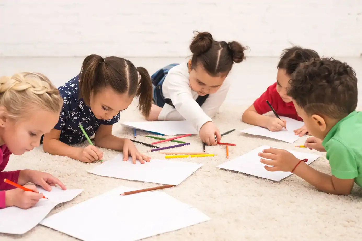 Niños realizando actividades educativas y creativas en grupo : descubrir altas capacidades