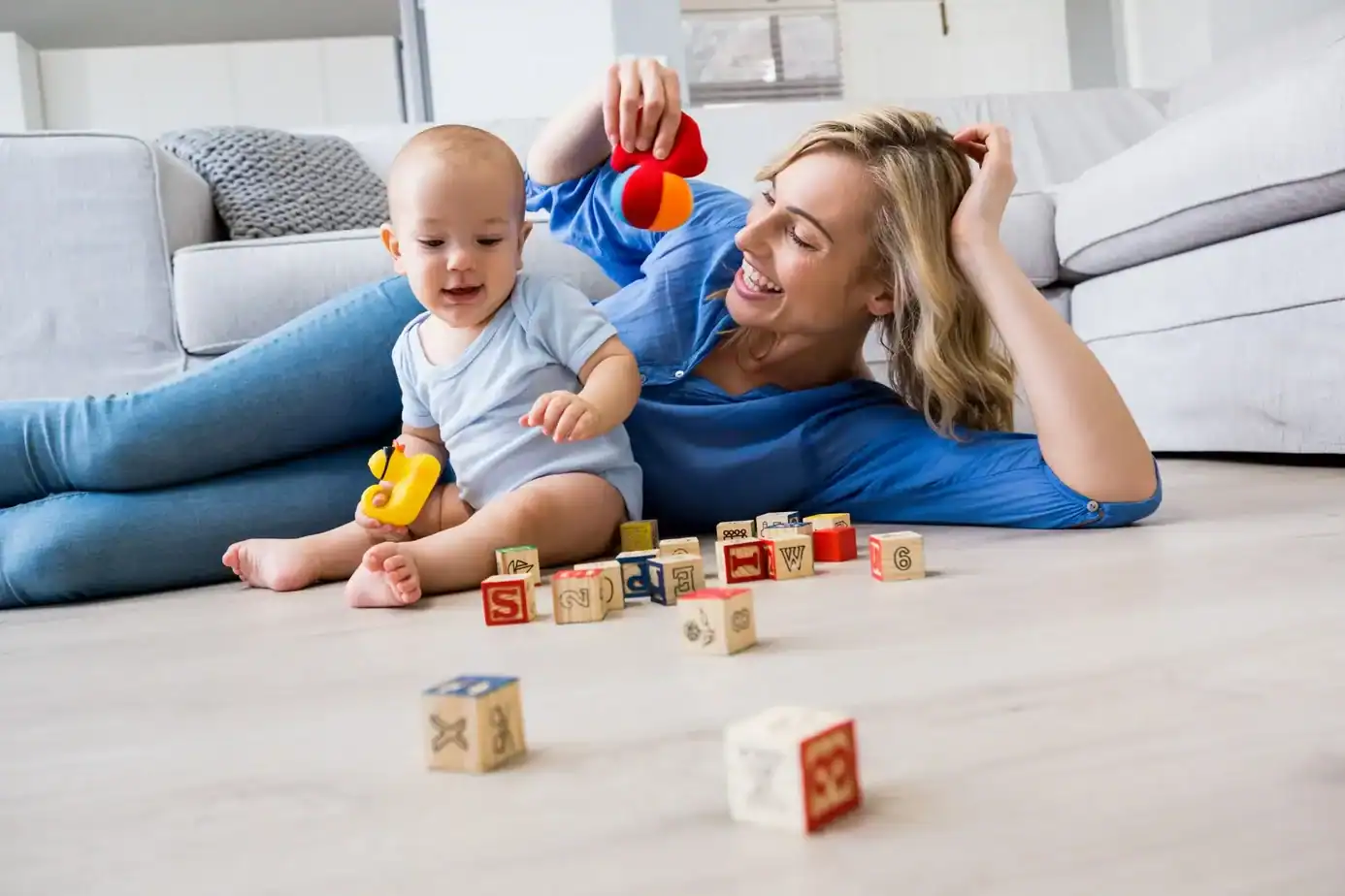 Madre jugando con su bebé durante los primeros 1000 días de vida