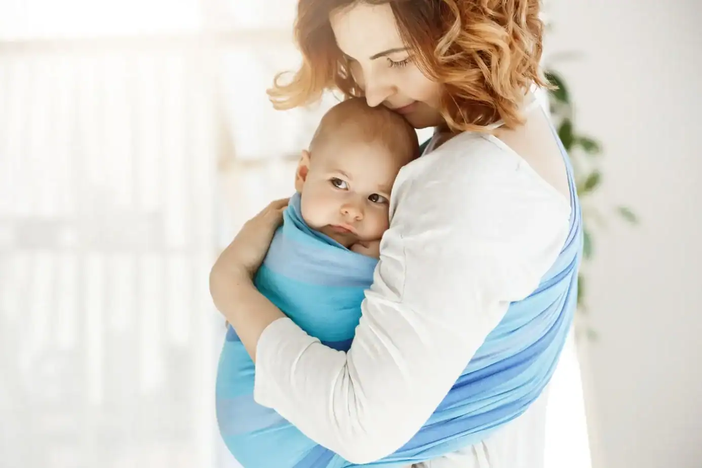 Madre abrazando a su bebé en una etapa clave del desarrollo emocional infantil