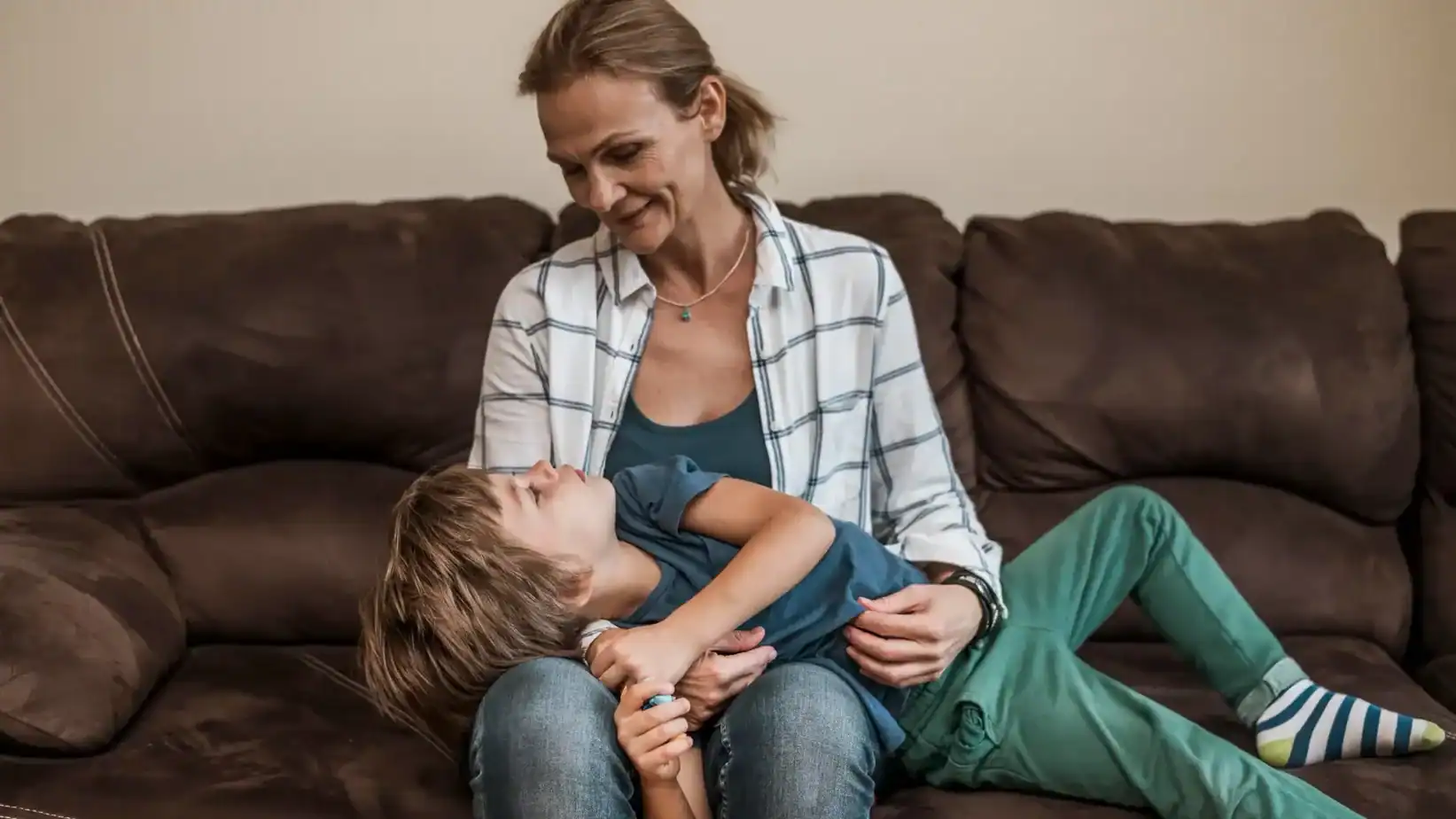 Madre hablando con su hijo de forma tranquila y cercana sobre sus miedos y ansiedad