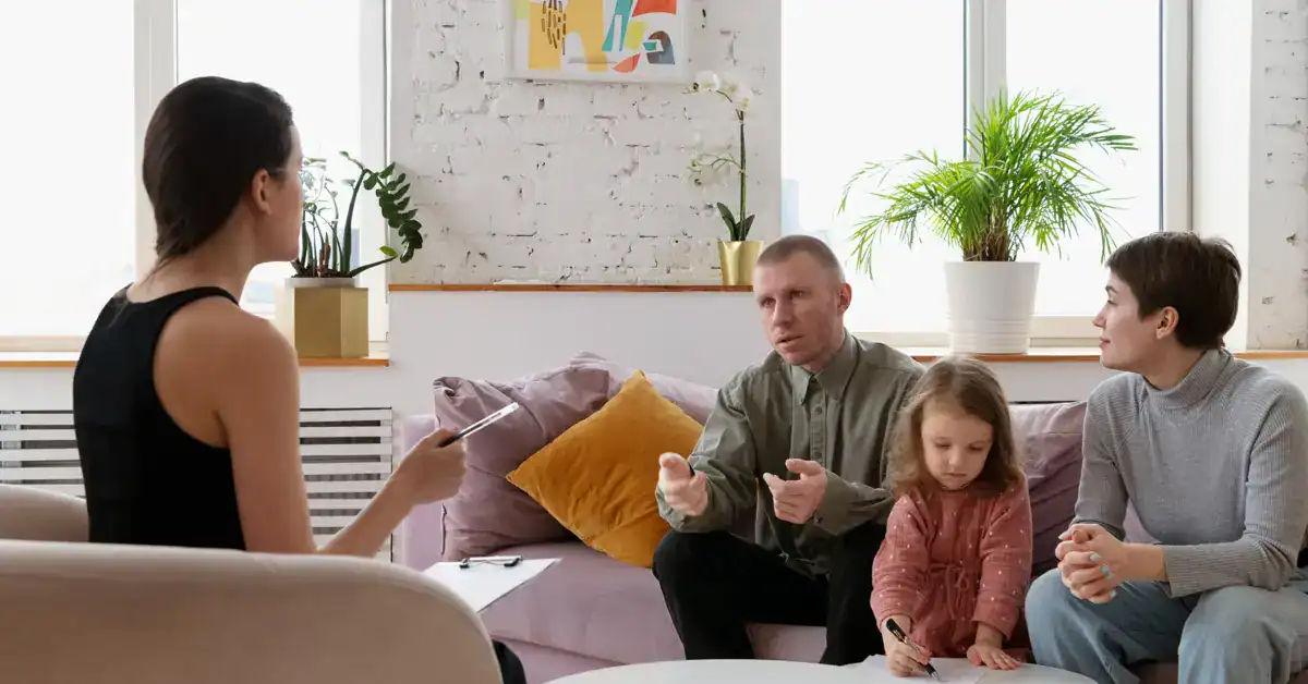 La terapia infantil rara vez consiste en trabajar solo con el niño. Comprender el contexto familiar forma parte del proceso desde el principio.