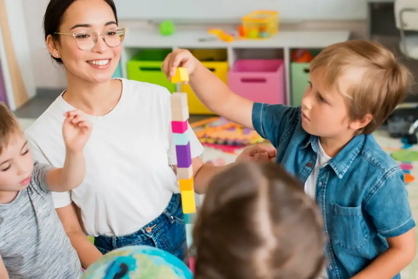 Educadora infantil jugando con niños, una escena habitual en quien valora trabajar en educación infantil en Alemania