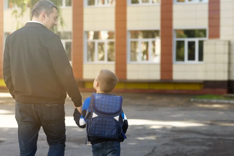 Inicio 4 Padre acompañando a su hijo camino del colegio