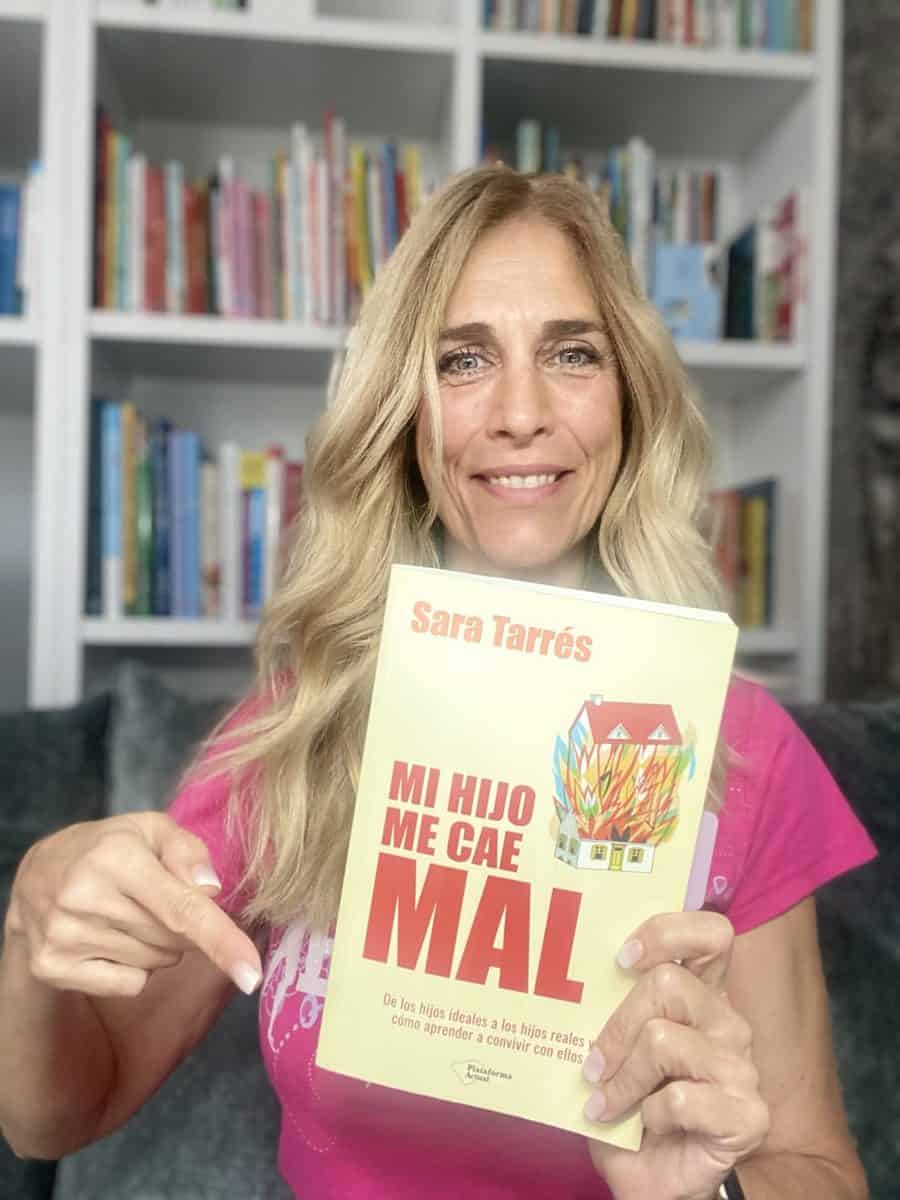 Sara Tarrés sostiene un ejemplar de su libro Mi hijo me cae mal